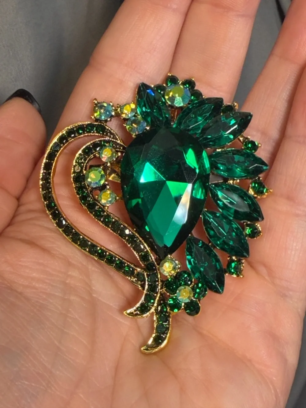 Heart Swirl Emerald Green Rhinestone Brooch Gold Tone Sparkly Pin 2.25